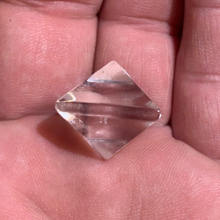 Octaèdre en cristal de roche, un des 5 Solides de Platon - ± 18 mm/ 6,4 gr. - Qualité A à AAA