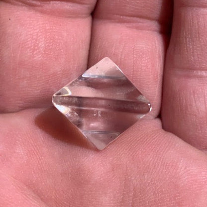 Octaèdre en cristal de roche, un des 5 Solides de Platon - ± 18 mm/ 6,4 gr. - Qualité A à AAA