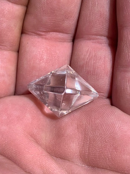 Octaèdre en cristal de roche, un des 5 Solides de Platon - ± 18 mm/ 6,4 gr. - Qualité A à AAA