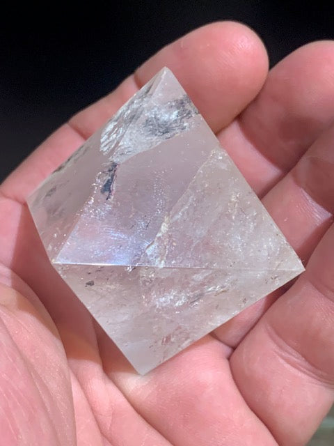 Octaèdre en cristal de roche, un des 5 Solides de Platon - ± 43 x 43 x 61 mm/ 106,3 gr. - Qualité A à AAA