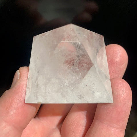 Octaèdre en cristal de roche, un des 5 Solides de Platon - ± 44 x 44 x 62 mm/ 112,9 gr. - Qualité A à AAA