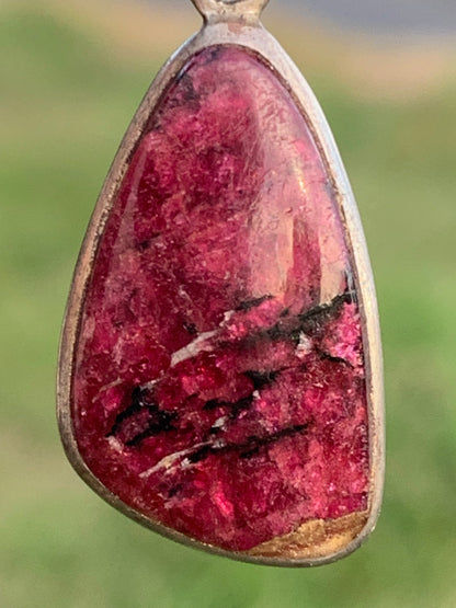 Eudialyte, pendentif en Argent 925 de 35mm de hauteur x 15 de largeur x 5 d'épaisseur - 3,7 grammes. Vendu avec cordon réglable de couleur noire !