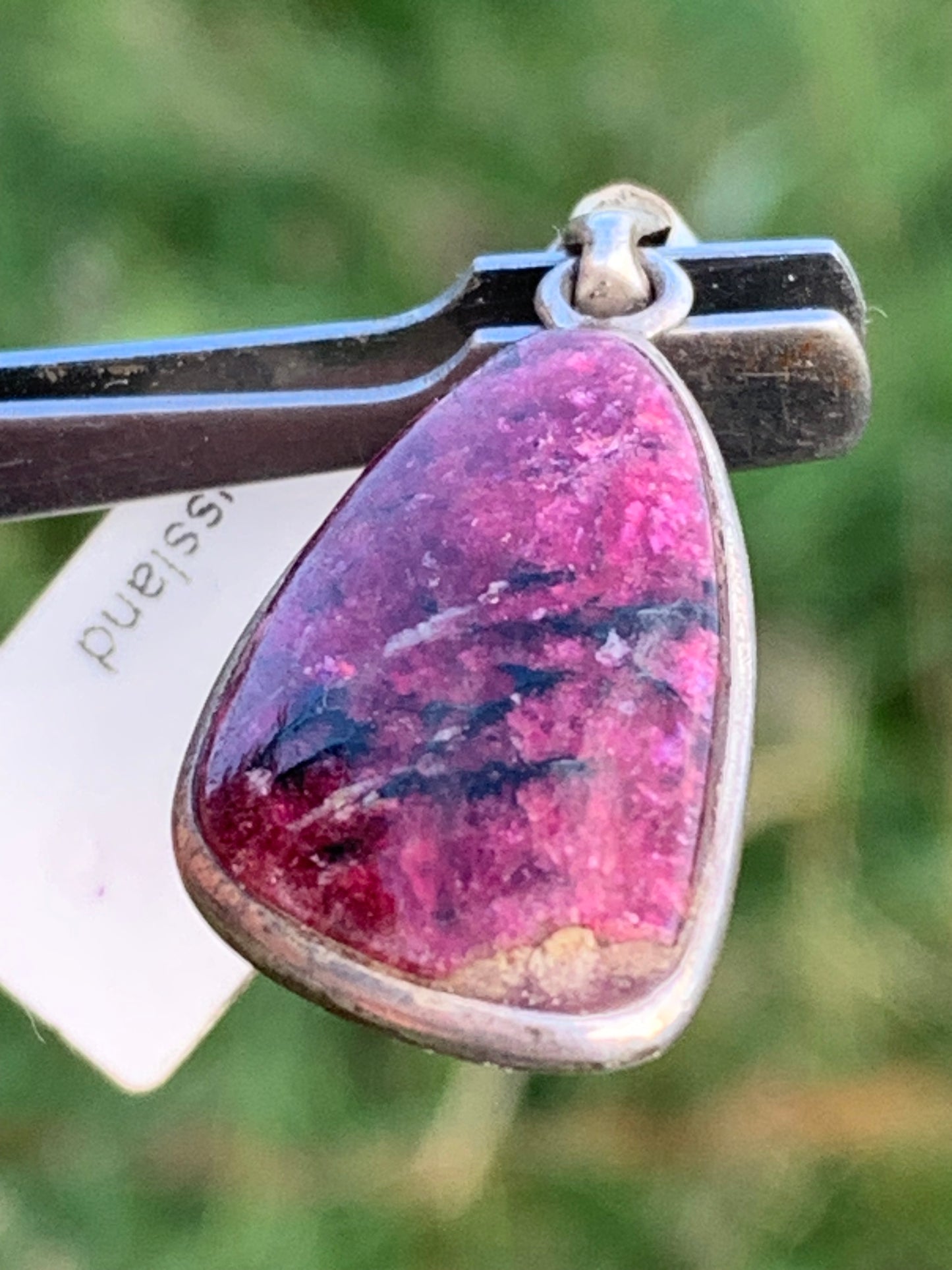 Eudialyte, pendentif en Argent 925 de 35mm de hauteur x 15 de largeur x 5 d'épaisseur - 3,7 grammes. Vendu avec cordon réglable de couleur noire !