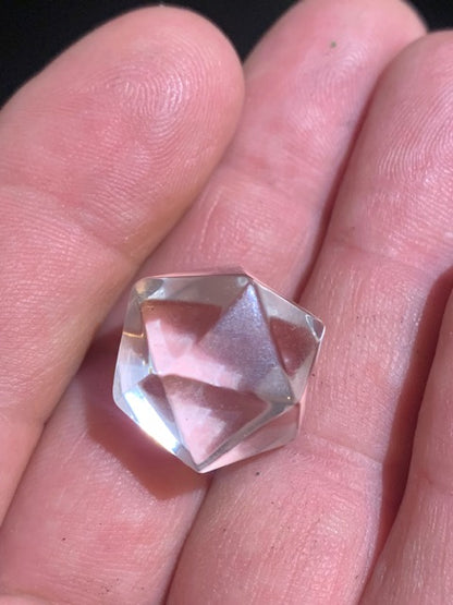 Icosaèdre en cristal de roche, un des 5 Solides de Platon - ± 17 mm/ 4,4 gr. - Qualité A à AAA