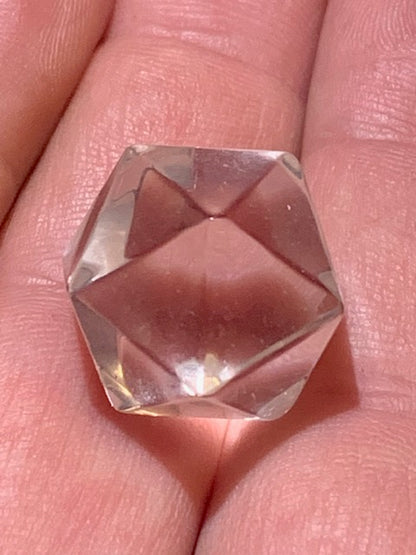 Icosaèdre en cristal de roche, un des 5 Solides de Platon - ± 17 mm/ 4,4 gr. - Qualité A à AAA