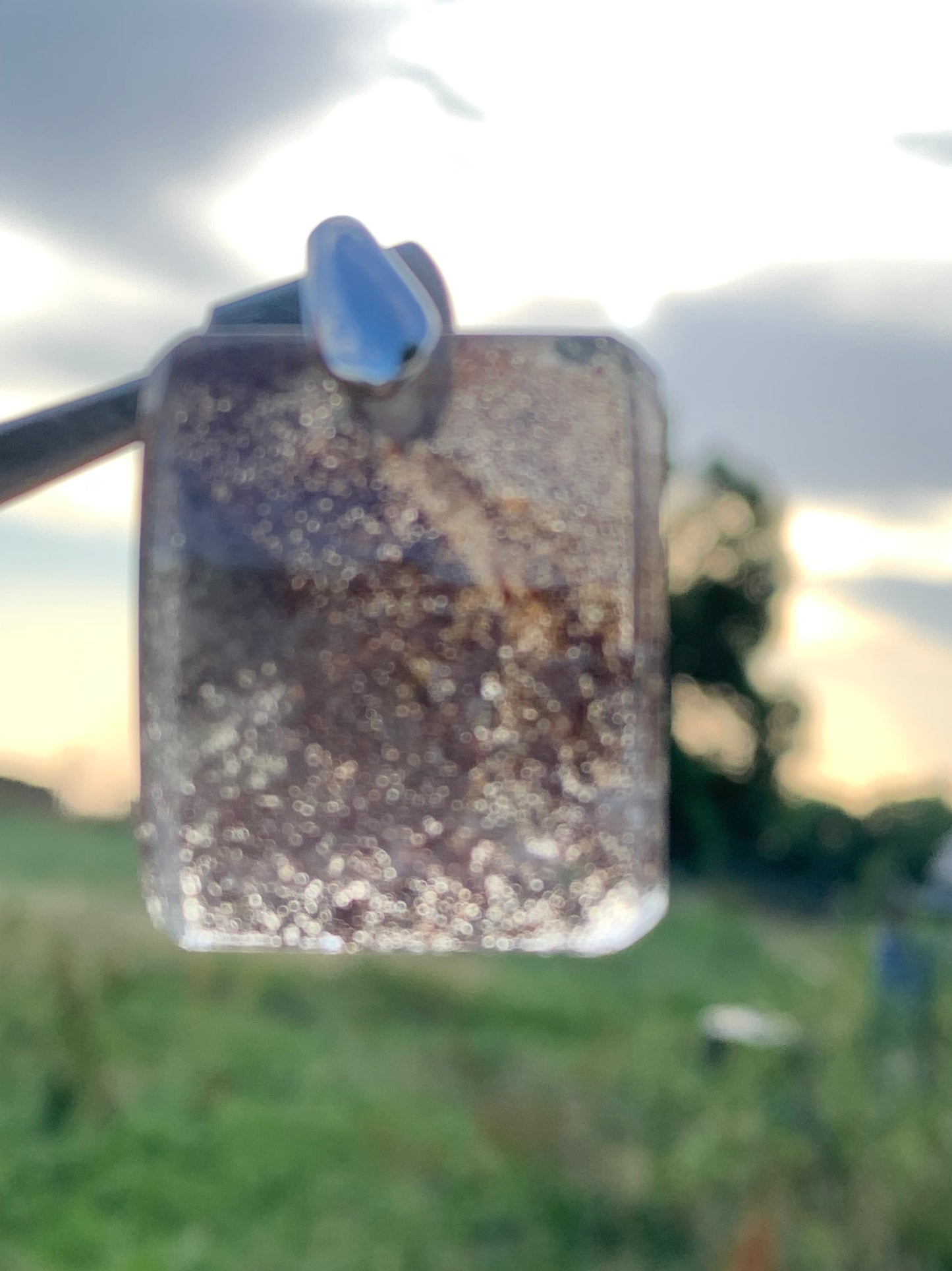 Cristal de roche/ Quartz Lodolite, quartz Chaman ou quartz jardin ! Pendentif en Argent, 36 mm de hauteur x 24 x 10 - 14,8 gr.. Vendu avec cordon réglable de couleur noire !