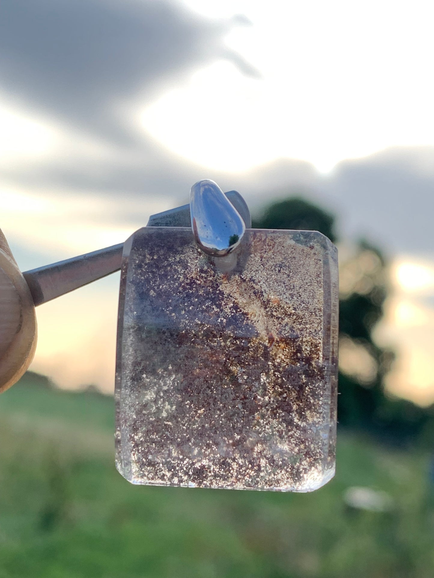 Cristal de roche/ Quartz Lodolite, quartz Chaman ou quartz jardin ! Pendentif en Argent, 36 mm de hauteur x 24 x 10 - 14,8 gr.. Vendu avec cordon réglable de couleur noire !