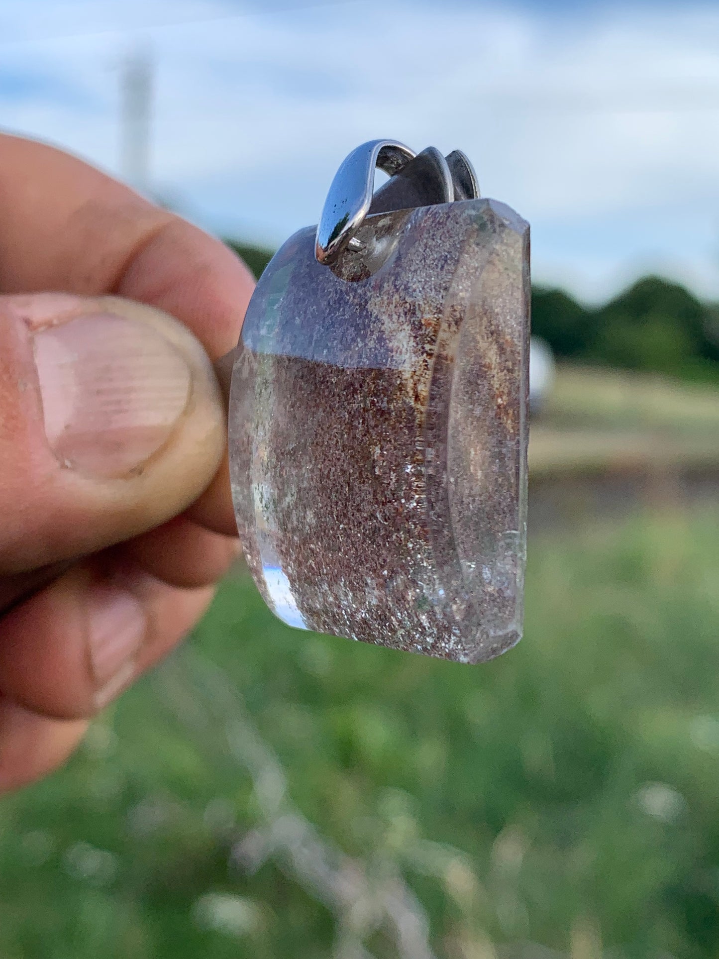 Cristal de roche/ Quartz Lodolite, quartz Chaman ou quartz jardin ! Pendentif en Argent, 36 mm de hauteur x 24 x 10 - 14,8 gr.. Vendu avec cordon réglable de couleur noire !