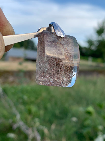 Cristal de roche/ Quartz Lodolite, quartz Chaman ou quartz jardin ! Pendentif en Argent, 36 mm de hauteur x 24 x 10 - 14,8 gr.. Vendu avec cordon réglable de couleur noire !