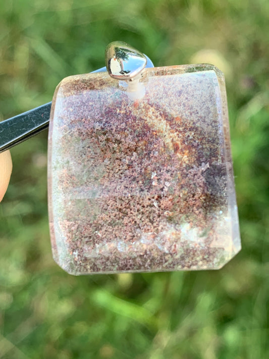 Cristal de roche/ Quartz Lodolite, quartz Chaman ou quartz jardin ! Pendentif en Argent, 36 mm de hauteur x 24 x 10 - 14,8 gr.. Vendu avec cordon réglable de couleur noire !