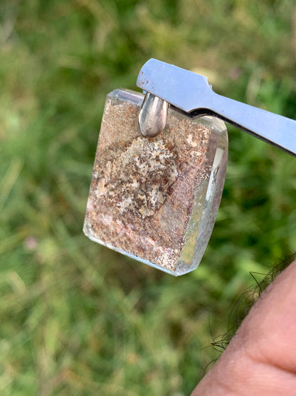 Cristal de roche/ Quartz Lodolite, quartz Chaman ou quartz jardin ! Pendentif en Argent, 36 mm de hauteur x 24 x 10 - 14,8 gr.. Vendu avec cordon réglable de couleur noire !