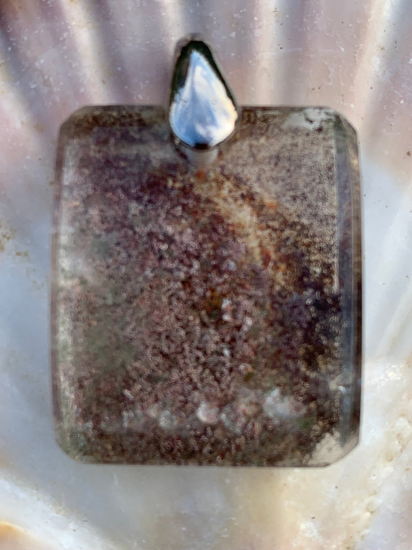 Cristal de roche/ Quartz Lodolite, quartz Chaman ou quartz jardin ! Pendentif en Argent, 36 mm de hauteur x 24 x 10 - 14,8 gr.. Vendu avec cordon réglable de couleur noire !