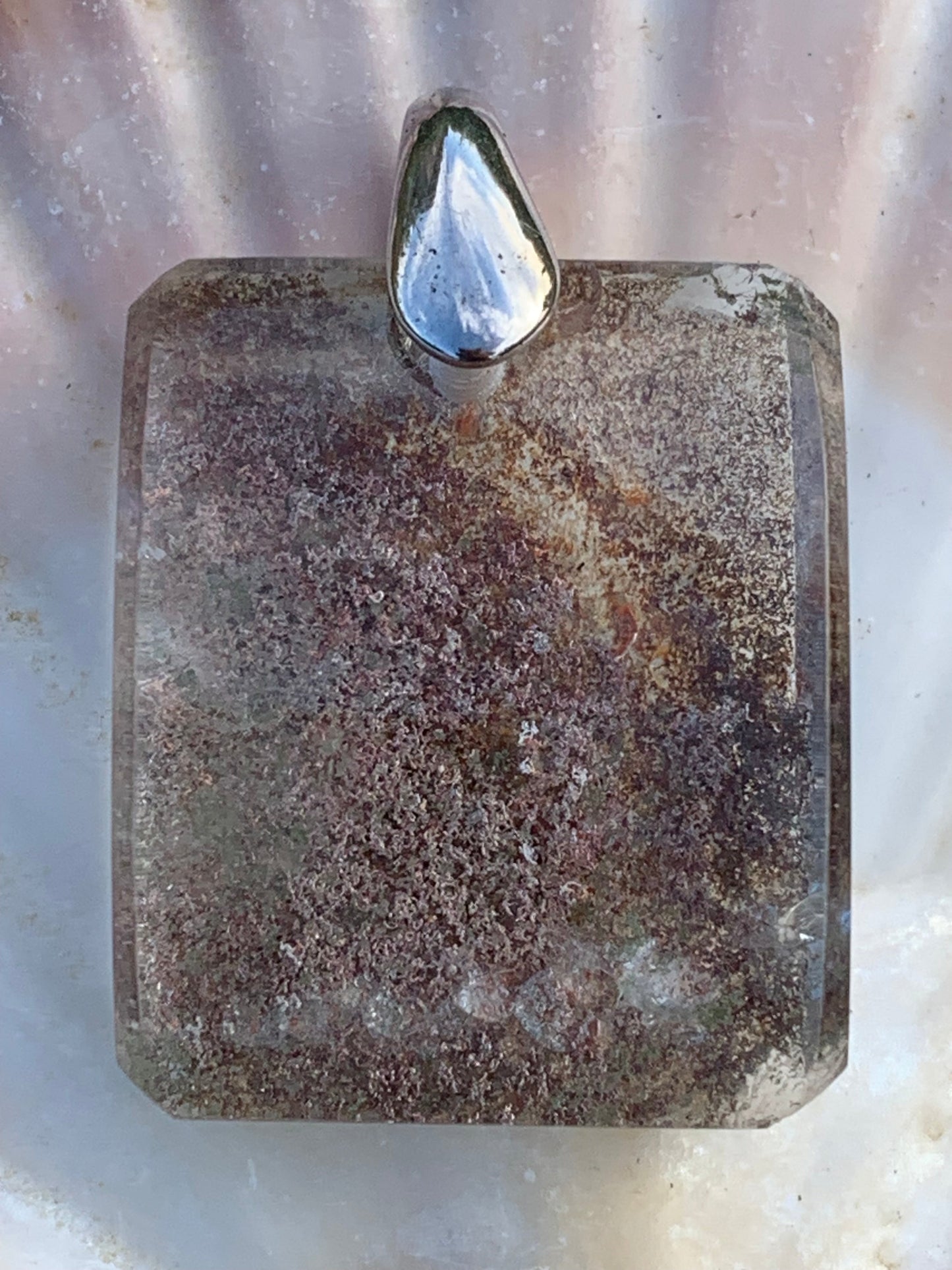 Cristal de roche/ Quartz Lodolite, quartz Chaman ou quartz jardin ! Pendentif en Argent, 36 mm de hauteur x 24 x 10 - 14,8 gr.. Vendu avec cordon réglable de couleur noire !