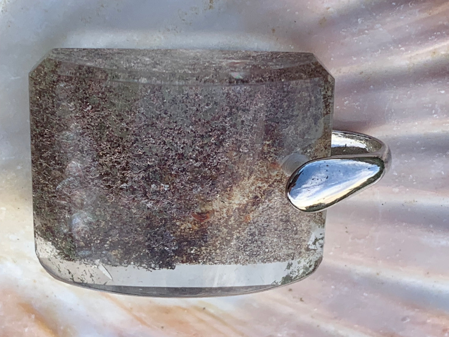 Cristal de roche/ Quartz Lodolite, quartz Chaman ou quartz jardin ! Pendentif en Argent, 36 mm de hauteur x 24 x 10 - 14,8 gr.. Vendu avec cordon réglable de couleur noire !