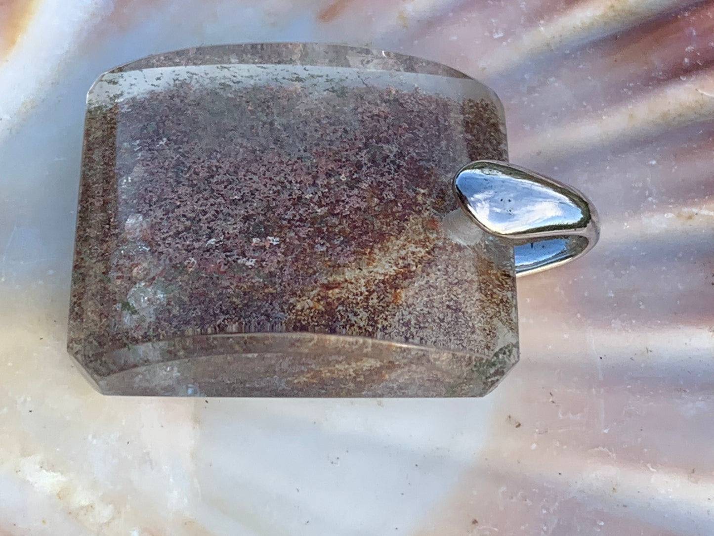 Cristal de roche/ Quartz Lodolite, quartz Chaman ou quartz jardin ! Pendentif en Argent, 36 mm de hauteur x 24 x 10 - 14,8 gr.. Vendu avec cordon réglable de couleur noire !