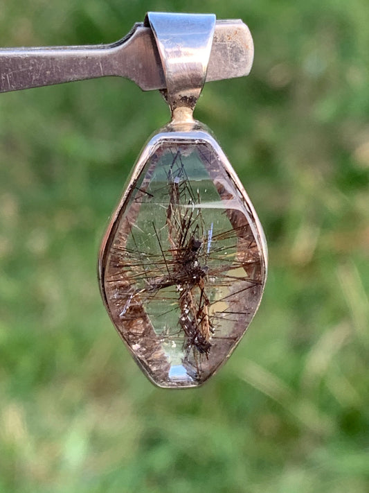 Cristal de roche (quartz), avec inclusions de tourmaline ! Pendentif en Argent, 38 mm de hauteur x 16 x 8 - 8,3 grammes. Vendu avec cordon réglable de couleur noire !