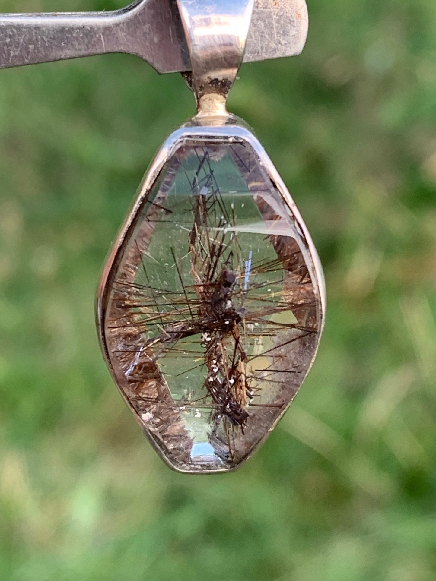 Cristal de roche (quartz), avec inclusions de tourmaline ! Pendentif en Argent, 38 mm de hauteur x 16 x 8 - 8,3 grammes. Vendu avec cordon réglable de couleur noire !