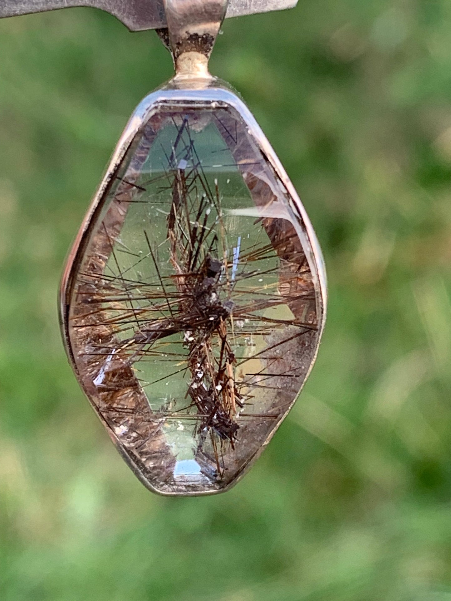 Cristal de roche (quartz), avec inclusions de tourmaline ! Pendentif en Argent, 38 mm de hauteur x 16 x 8 - 8,3 grammes. Vendu avec cordon réglable de couleur noire !