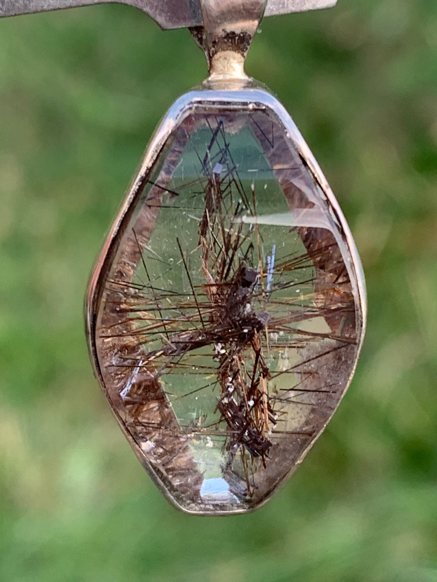 Cristal de roche (quartz), avec inclusions de tourmaline ! Pendentif en Argent, 38 mm de hauteur x 16 x 8 - 8,3 grammes. Vendu avec cordon réglable de couleur noire !