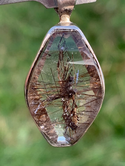 Cristal de roche (quartz), avec inclusions de tourmaline ! Pendentif en Argent, 38 mm de hauteur x 16 x 8 - 8,3 grammes. Vendu avec cordon réglable de couleur noire !