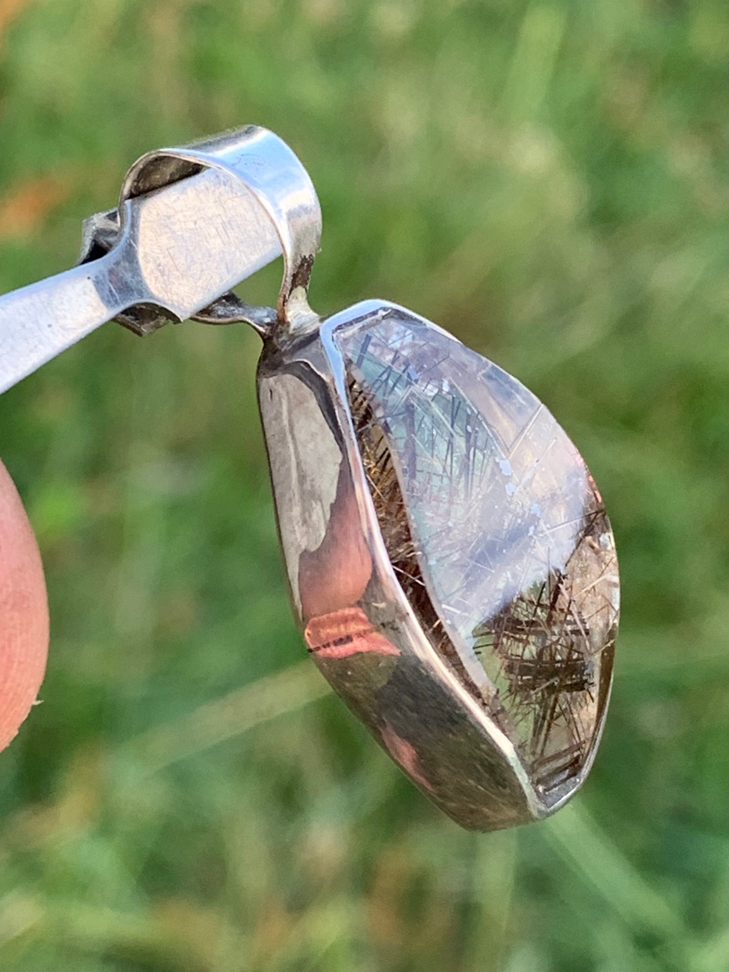 Cristal de roche (quartz), avec inclusions de tourmaline ! Pendentif en Argent, 38 mm de hauteur x 16 x 8 - 8,3 grammes. Vendu avec cordon réglable de couleur noire !