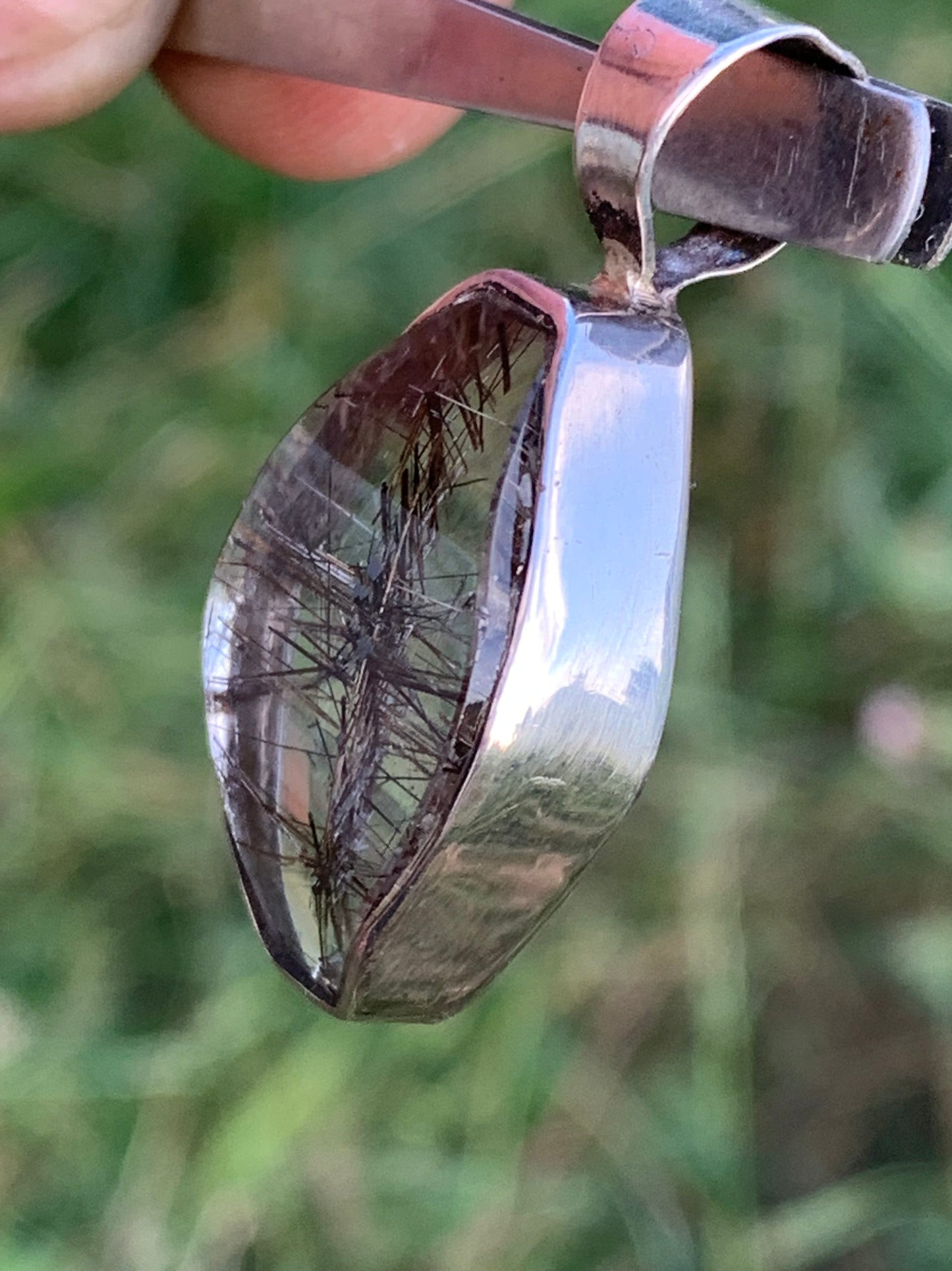 Cristal de roche (quartz), avec inclusions de tourmaline ! Pendentif en Argent, 38 mm de hauteur x 16 x 8 - 8,3 grammes. Vendu avec cordon réglable de couleur noire !