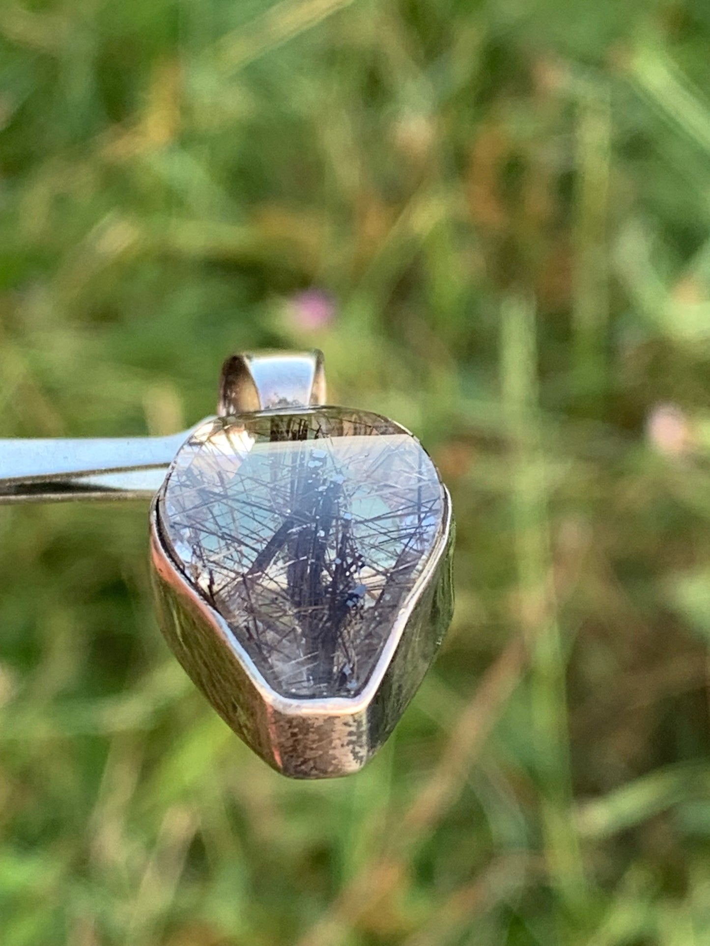 Cristal de roche (quartz), avec inclusions de tourmaline ! Pendentif en Argent, 38 mm de hauteur x 16 x 8 - 8,3 grammes. Vendu avec cordon réglable de couleur noire !