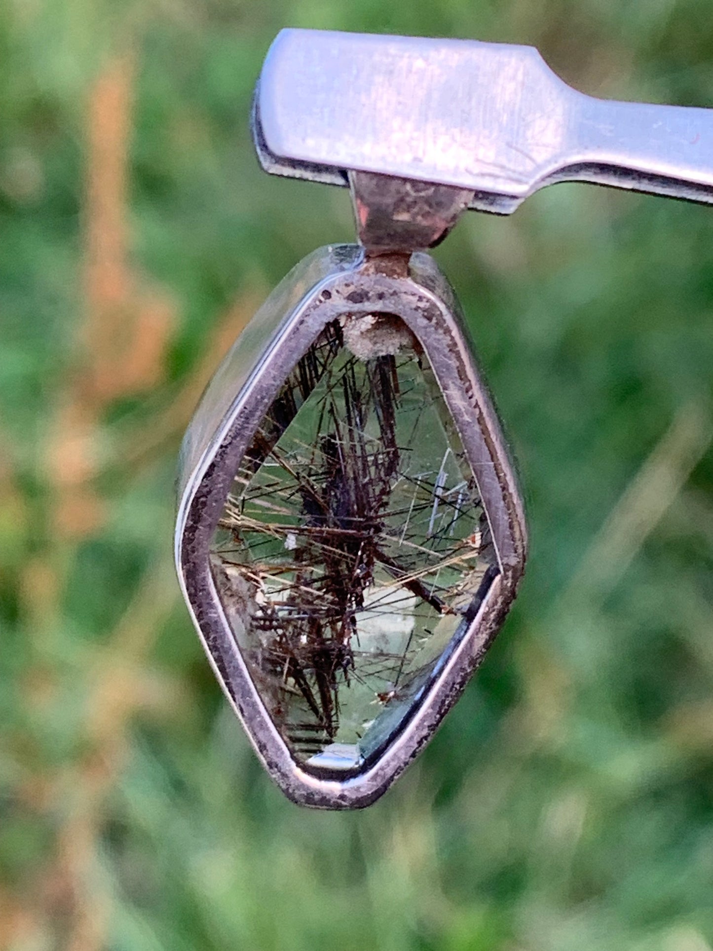 Cristal de roche (quartz), avec inclusions de tourmaline ! Pendentif en Argent, 38 mm de hauteur x 16 x 8 - 8,3 grammes. Vendu avec cordon réglable de couleur noire !