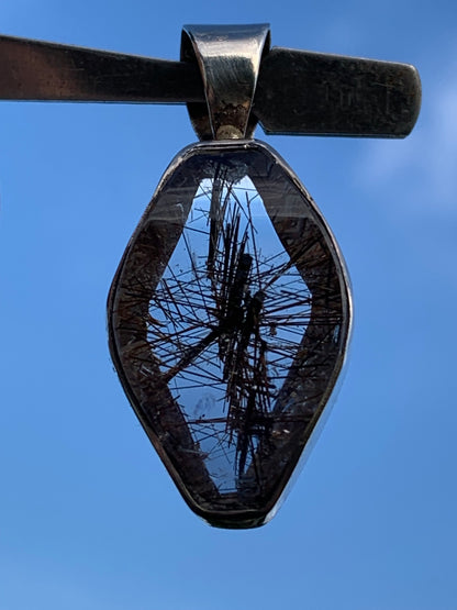 Cristal de roche (quartz), avec inclusions de tourmaline ! Pendentif en Argent, 38 mm de hauteur x 16 x 8 - 8,3 grammes. Vendu avec cordon réglable de couleur noire !