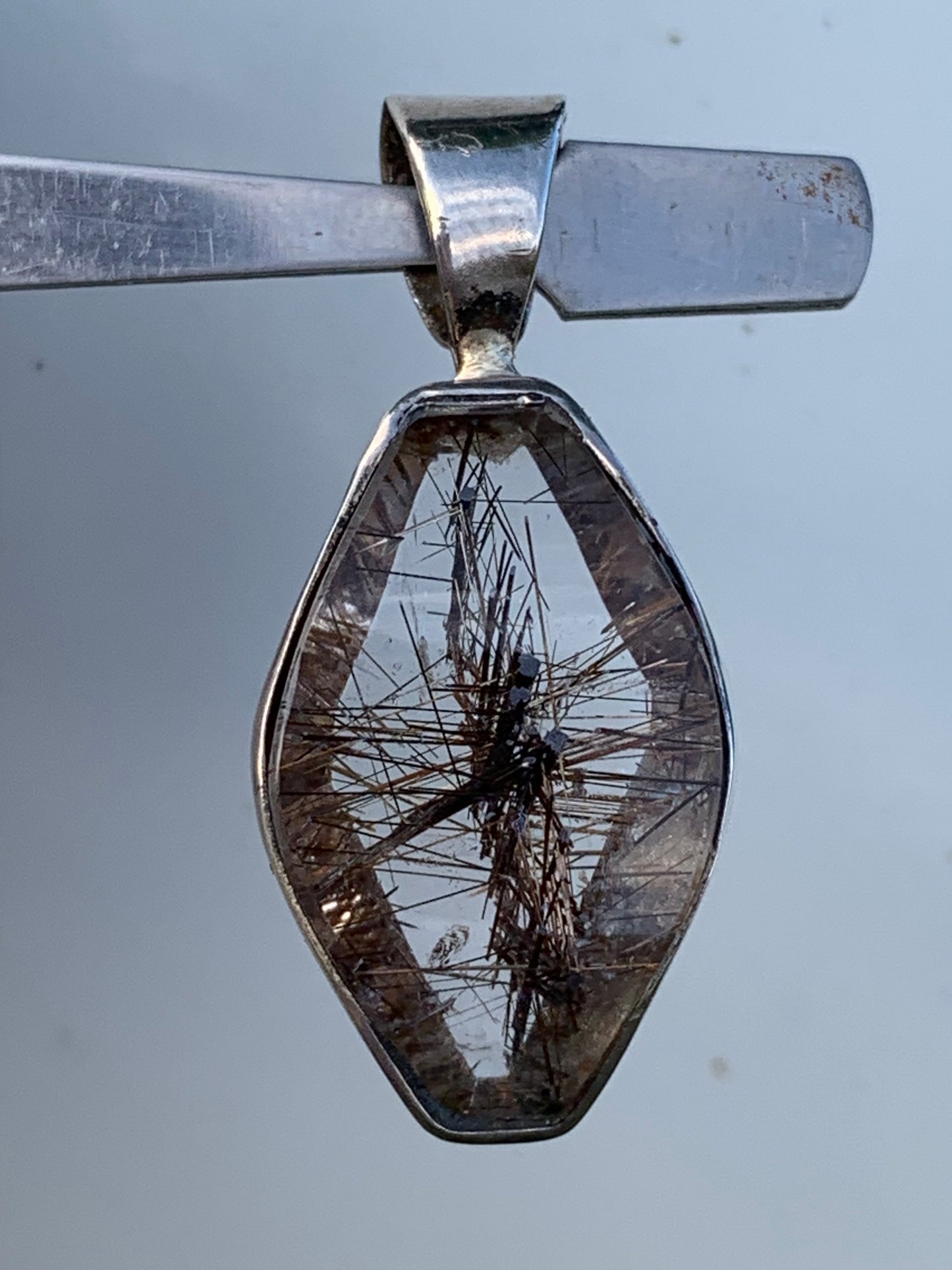 Cristal de roche (quartz), avec inclusions de tourmaline ! Pendentif en Argent, 38 mm de hauteur x 16 x 8 - 8,3 grammes. Vendu avec cordon réglable de couleur noire !