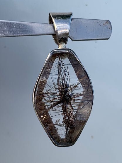 Cristal de roche (quartz), avec inclusions de tourmaline ! Pendentif en Argent, 38 mm de hauteur x 16 x 8 - 8,3 grammes. Vendu avec cordon réglable de couleur noire !