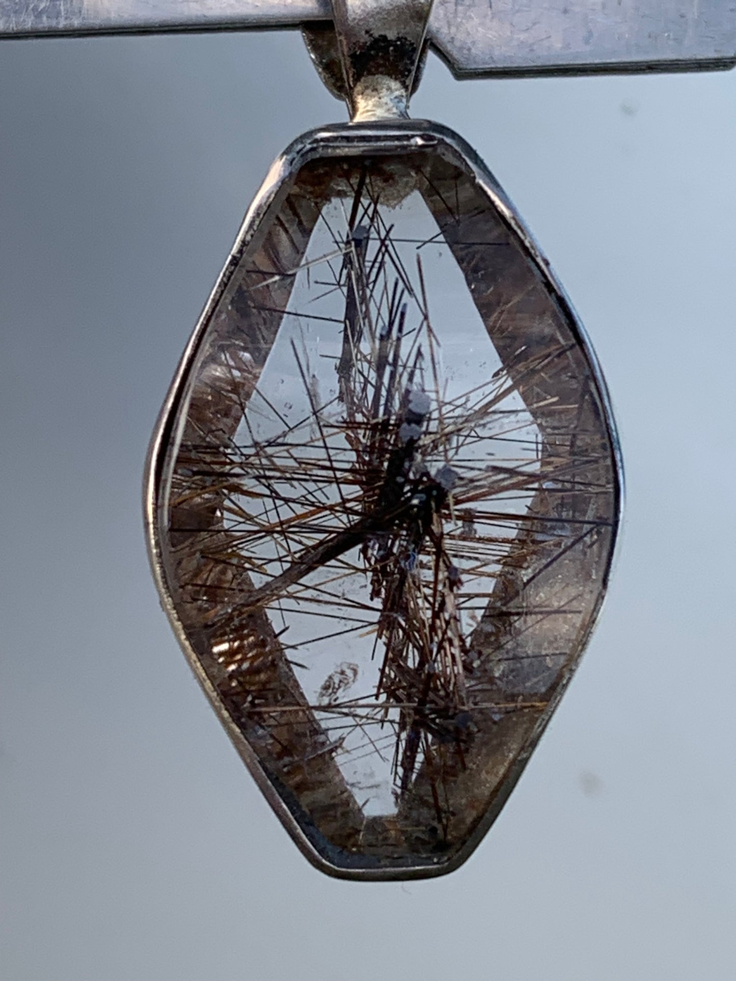 Cristal de roche (quartz), avec inclusions de tourmaline ! Pendentif en Argent, 38 mm de hauteur x 16 x 8 - 8,3 grammes. Vendu avec cordon réglable de couleur noire !