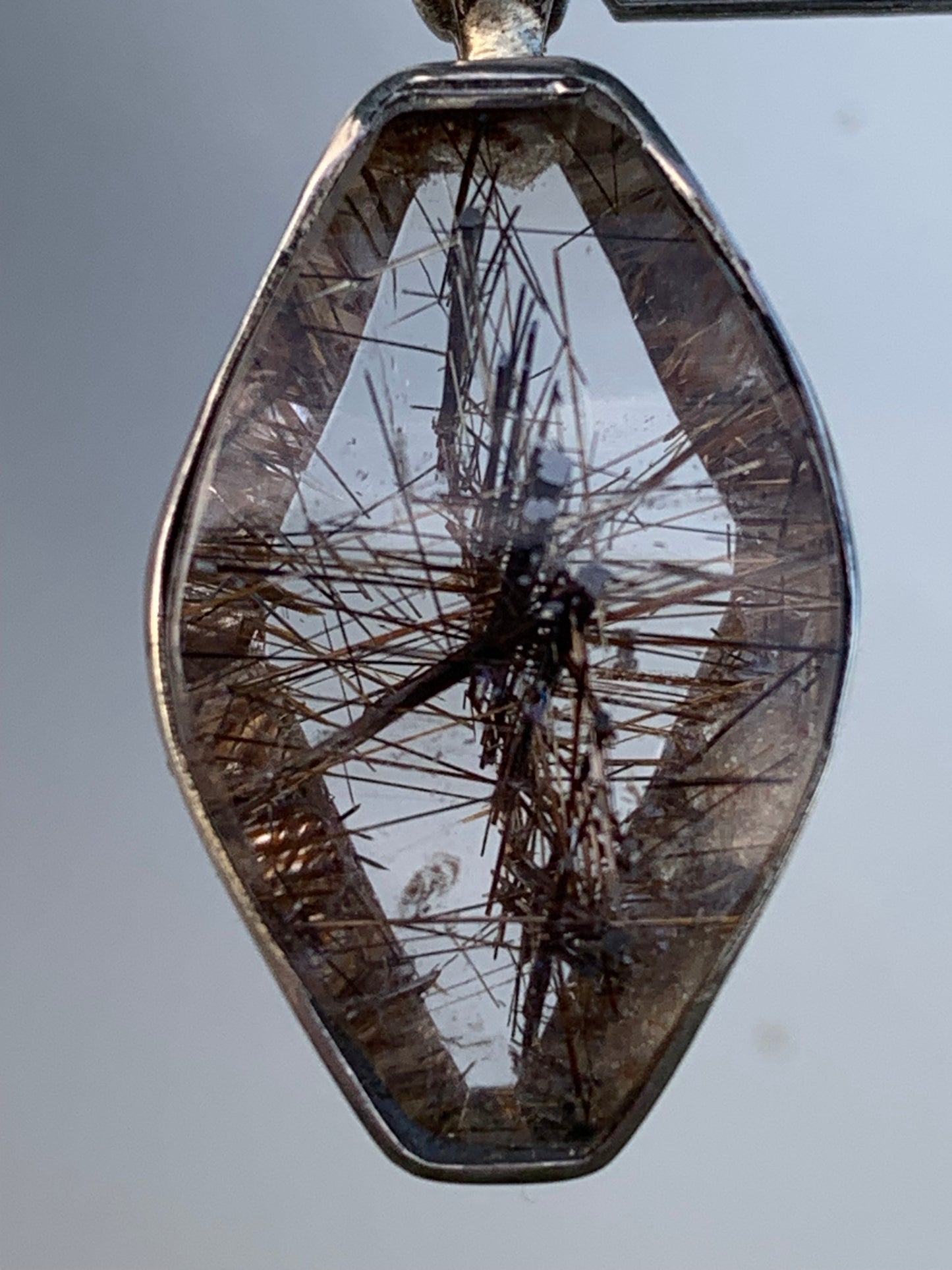 Cristal de roche (quartz), avec inclusions de tourmaline ! Pendentif en Argent, 38 mm de hauteur x 16 x 8 - 8,3 grammes. Vendu avec cordon réglable de couleur noire !