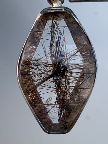 Cristal de roche (quartz), avec inclusions de tourmaline ! Pendentif en Argent, 38 mm de hauteur x 16 x 8 - 8,3 grammes. Vendu avec cordon réglable de couleur noire !