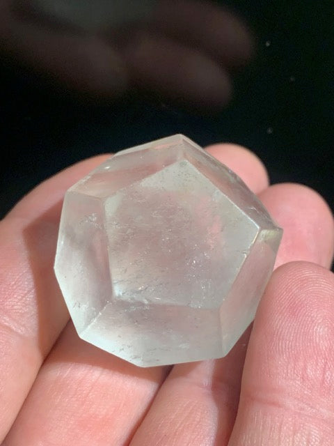 Dodécaèdre en cristal de roche, un des 5 Solides de Platon - 37 mm/ 50 gr. - Qualité A à AAA