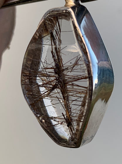 Cristal de roche (quartz), avec inclusions de tourmaline ! Pendentif en Argent, 38 mm de hauteur x 16 x 8 - 8,3 grammes. Vendu avec cordon réglable de couleur noire !