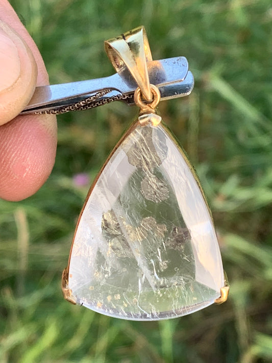 Cristal de roche/ quartz avec inclusion de Marcassite ! Pendentif en Argent 925 plaqué Or, 50mm de hauteur x 30 x 12 - 17 gr., vendu avec cordon réglable de couleur noire !