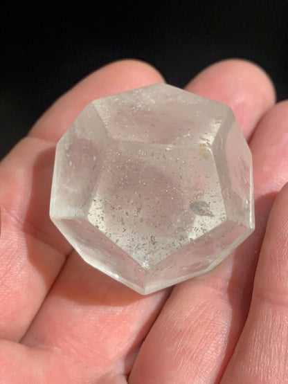 Dodécaèdre en cristal de roche, un des 5 Solides de Platon - 37 mm/ 50 gr. - Qualité A à AAA