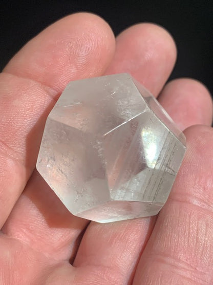 Dodécaèdre en cristal de roche, un des 5 Solides de Platon - 37 mm/ 50 gr. - Qualité A à AAA
