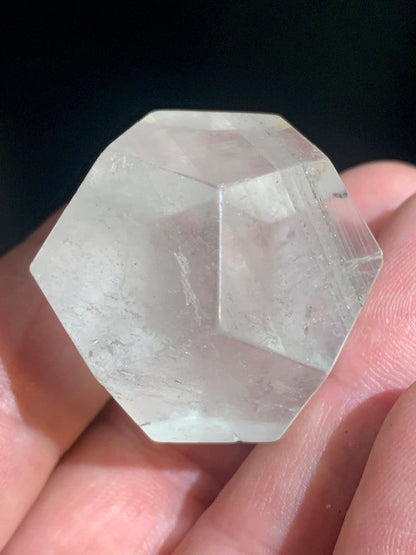 Dodécaèdre en cristal de roche, un des 5 Solides de Platon - 37 mm/ 50 gr. - Qualité A à AAA