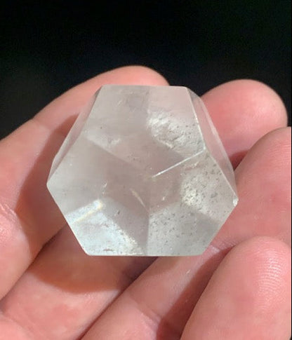 Dodécaèdre en cristal de roche, un des 5 Solides de Platon - 37 mm/ 50 gr. - Qualité A à AAA