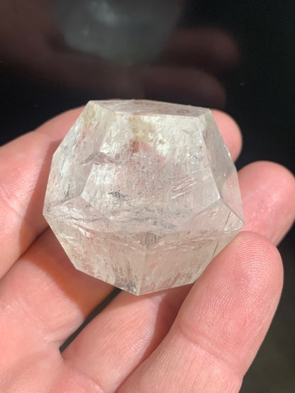 Dodécaèdre en cristal de roche, un des 5 Solides de Platon - 43 mm/ 77 gr. - Qualité A à AAA