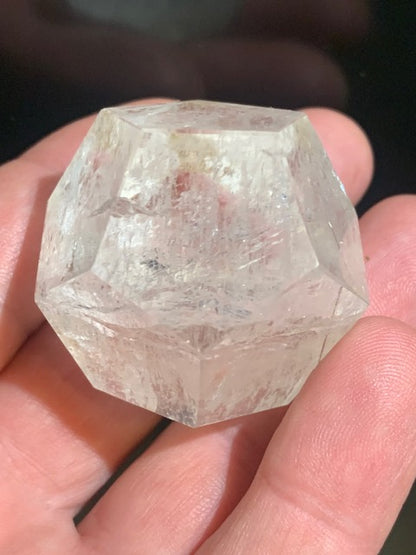 Dodécaèdre en cristal de roche, un des 5 Solides de Platon - 43 mm/ 77 gr. - Qualité A à AAA