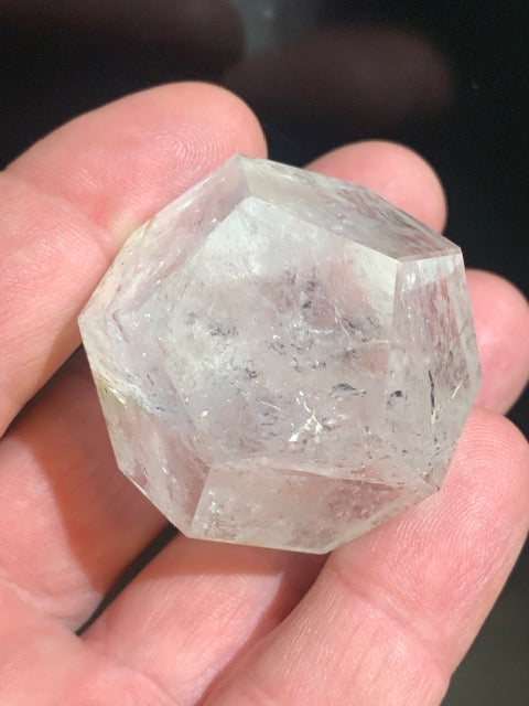 Dodécaèdre en cristal de roche, un des 5 Solides de Platon - 43 mm/ 77 gr. - Qualité A à AAA