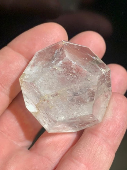 Dodécaèdre en cristal de roche, un des 5 Solides de Platon - 43 mm/ 77 gr. - Qualité A à AAA
