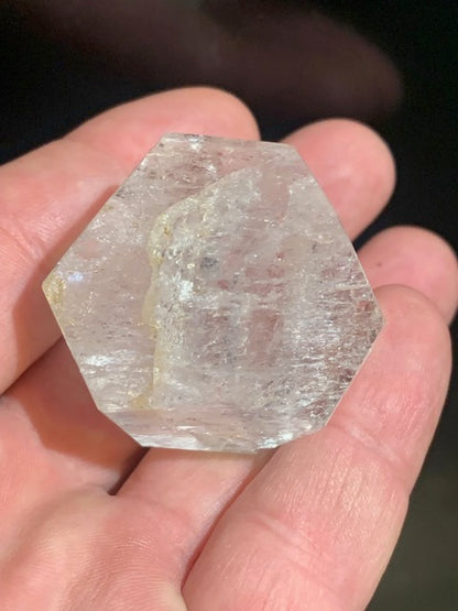 Dodécaèdre en cristal de roche, un des 5 Solides de Platon - 43 mm/ 77 gr. - Qualité A à AAA