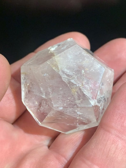 Dodécaèdre en cristal de roche, un des 5 Solides de Platon - 43 mm/ 77 gr. - Qualité A à AAA