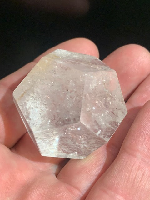 Dodécaèdre en cristal de roche, un des 5 Solides de Platon - 43 mm/ 77 gr. - Qualité A à AAA