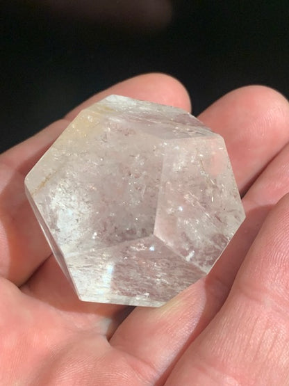 Dodécaèdre en cristal de roche, un des 5 Solides de Platon - 43 mm/ 77 gr. - Qualité A à AAA