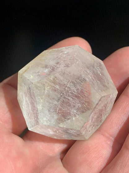 Dodécaèdre en cristal de roche, un des 5 Solides de Platon - 43 mm/ 77 gr. - Qualité A à AAA